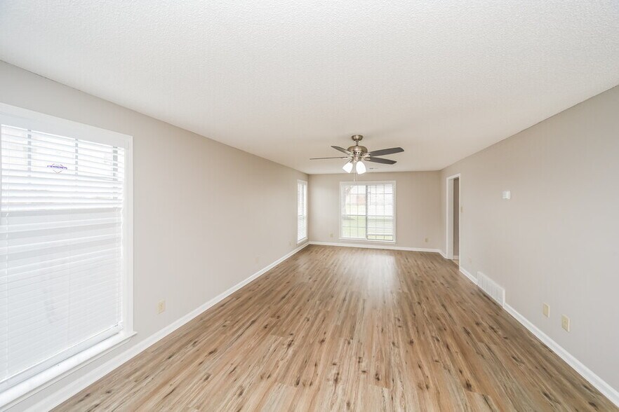 Building Photo - 4320 Whispering Bend Cove N