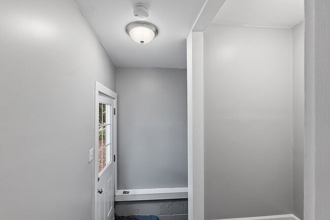 Building Photo - 18 1st St