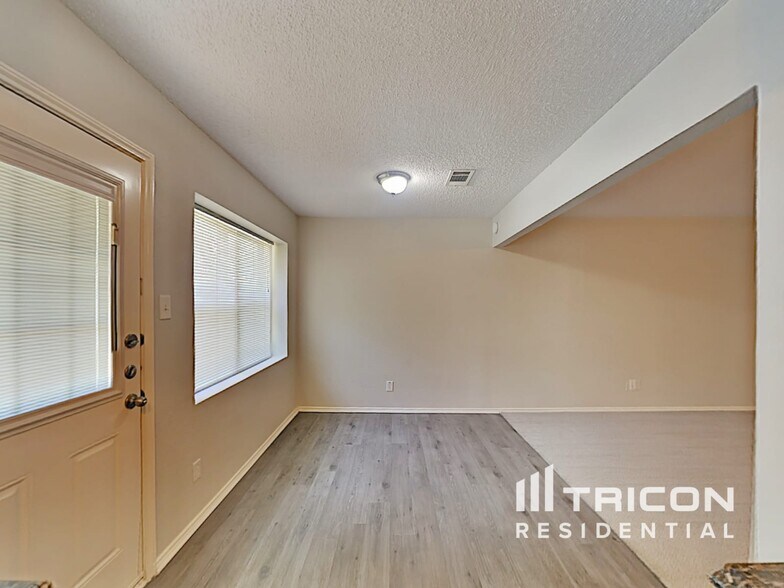 Building Photo - 537 Greenway Dr