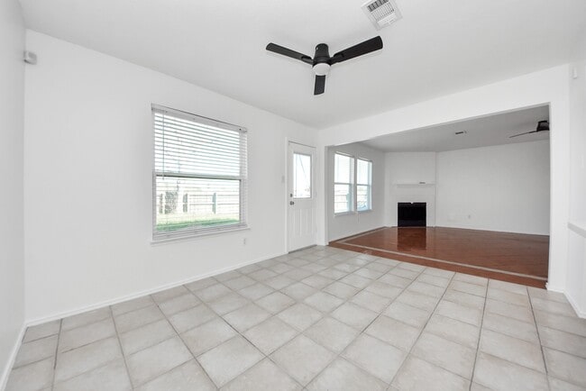 Building Photo - 403 Willow W Dr