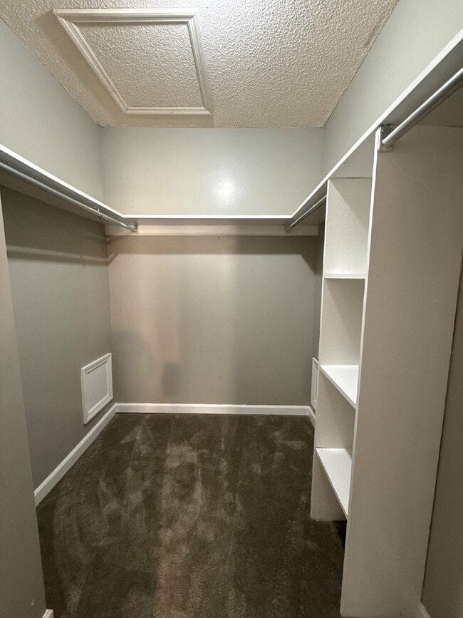 Building Photo - "Spacious 2-Bedroom, 2-Bath Oasis in Prime Huntsville Location!"