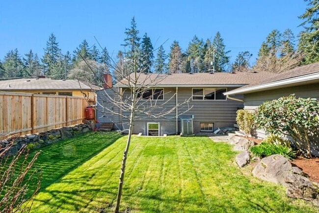 Building Photo - Elegant and Spacious Air-Conditioned Lincoln Park Rambler