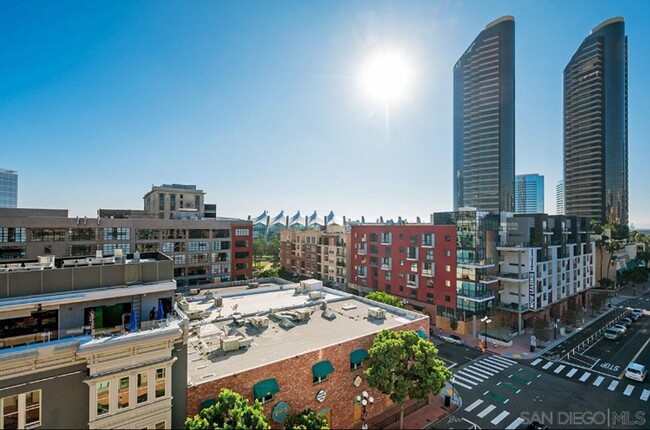 Building Photo - UNBEATABLE LOCATION 1 BEDROOM, TOP FLOOR  ...