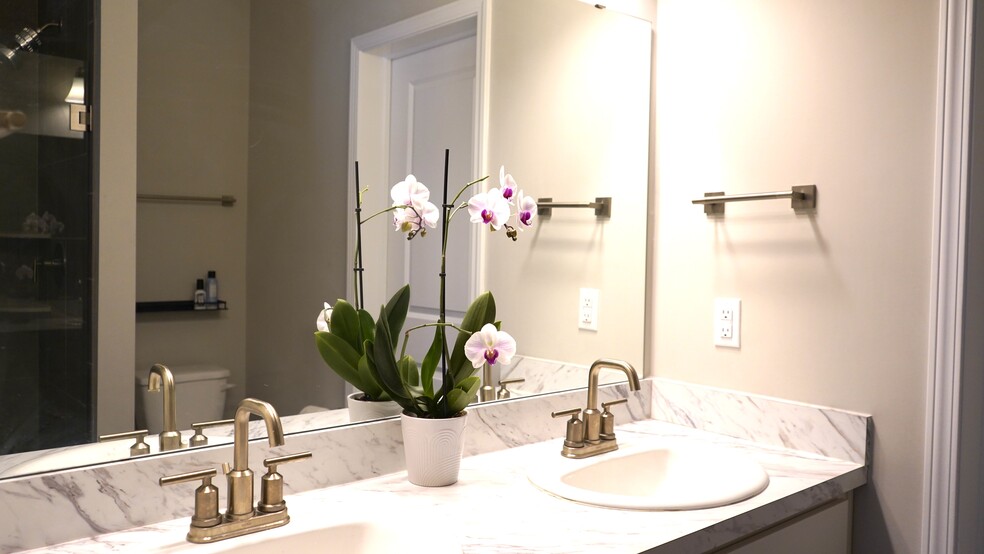 Double vanity bathroom - 3443 Alder Ave