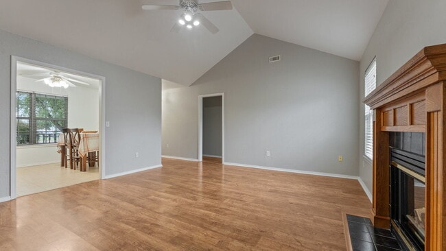 Building Photo - "Homey 3-Bedroom Retreat with 2 Full Baths...