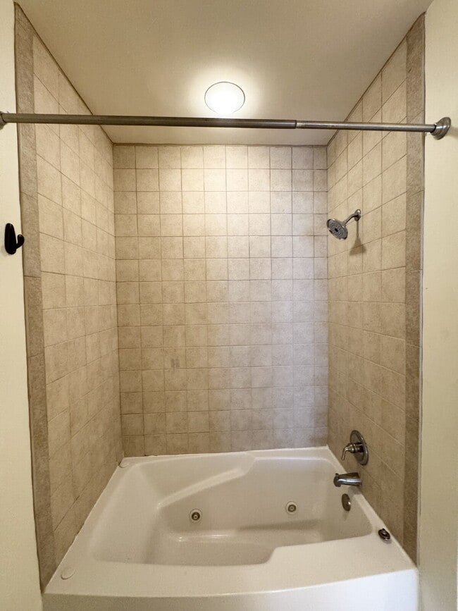 Building Photo - Modern 1-Bed Townhome Near Perimeter Mall ...