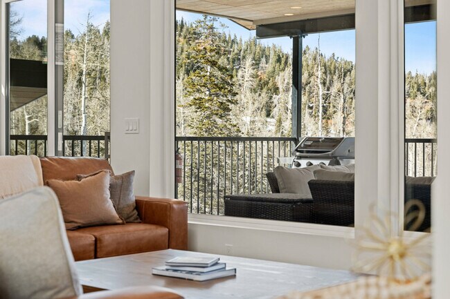 Building Photo - 220 Circle Dr