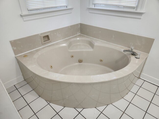 Building Photo - 5 Bedroom Home - Colonial Heights - Conven...