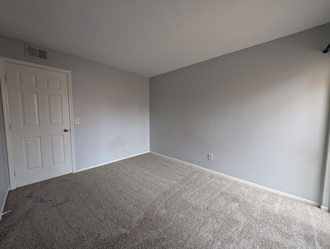 Building Photo - 3 Bedroom Patio Home in Joshua Village Nea...