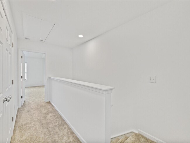 Building Photo - Spacious Townhome!
