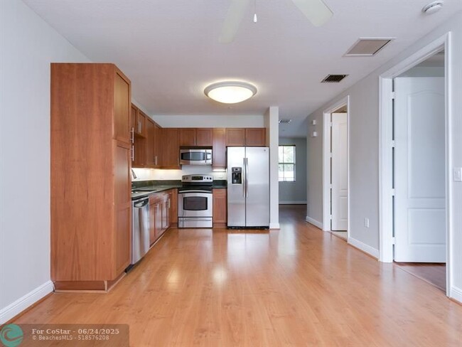 Building Photo - 314 SW 14th Ave