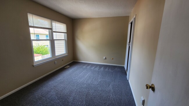 Building Photo - Nice 2-Story Townhome, Centrally located i...