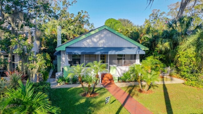 Building Photo - Charming two bedroom two bathroom cottage in North St. Petersburg Fully Updated.
