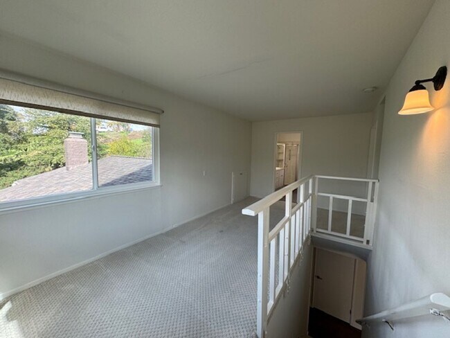 Building Photo - Wonderful 2 story home in Orinda