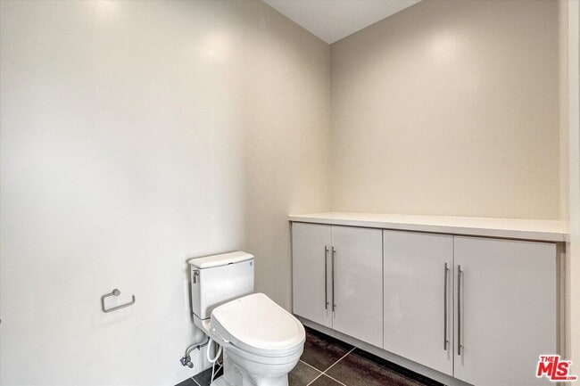 Building Photo - 3850 Rambla Orienta