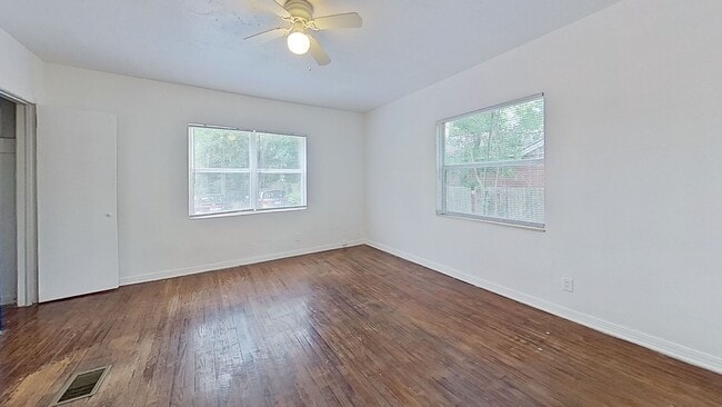 Building Photo - Charming Apartment with Wood Floors & Convenient Amenities