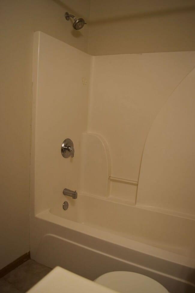 Building Photo - Nice 4 Bed 3 Bath Duplex!