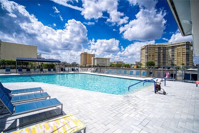 Building Photo - 1833 S Ocean Dr