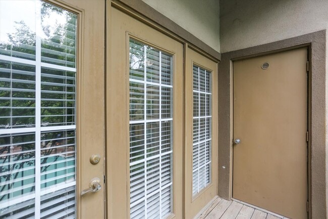Building Photo - FRESH & READY! 2BD/2BA Next to METRO with ...