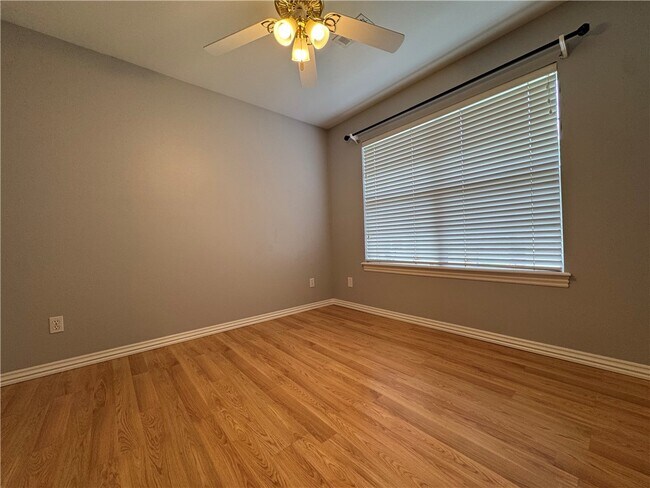Building Photo - 4905 Hawthorne Way