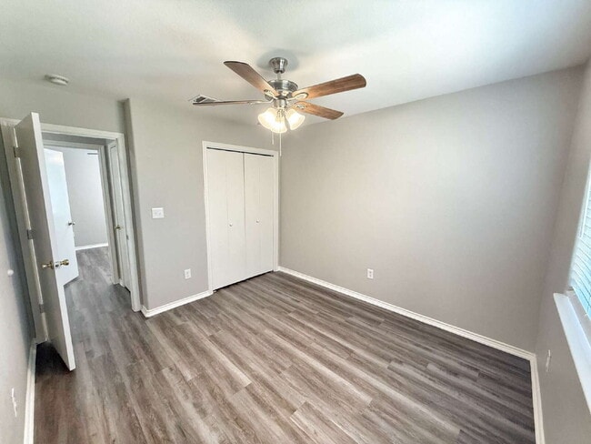 Building Photo - Spacious 3 Bedroom, 2 Bath Duplex with 1-C...