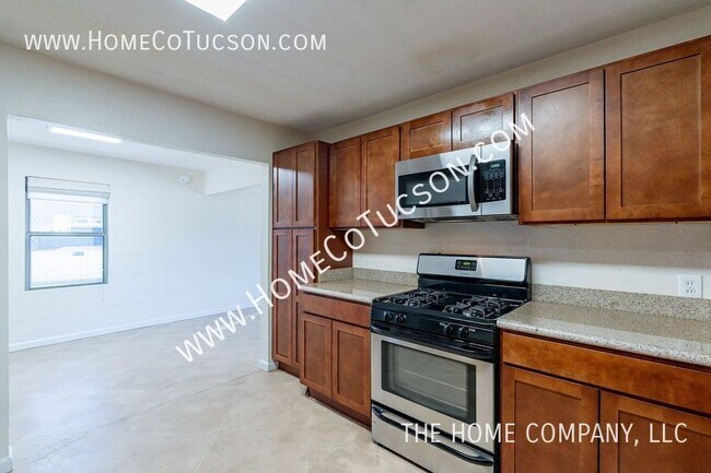 Building Photo - 3949 E 2nd St