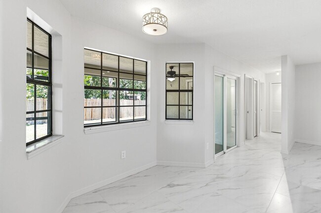 Building Photo - PENDING APPLICATION-Newly Renovated 3-Bedroom Home in Emerald Lake Colony – Move-In Special!