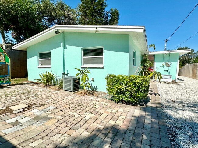 Building Photo - Bright & cozy 2bedroom 1bath home with out...
