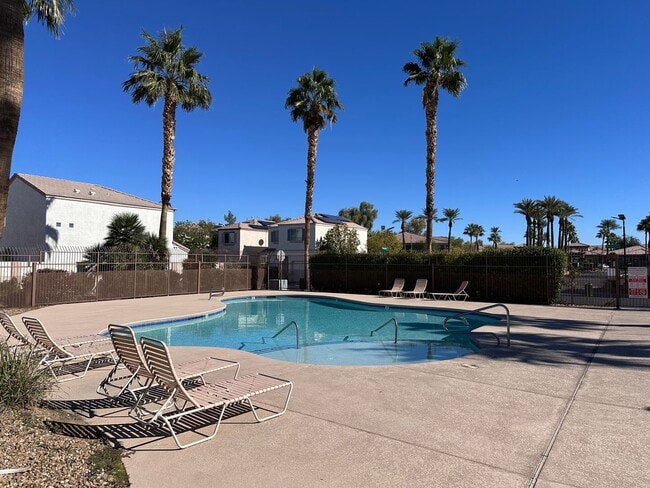 Building Photo - 3 bed house with new laminate flooring and fresh paint!