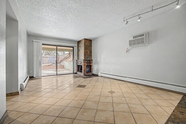 Building Photo - 1021 Carr St