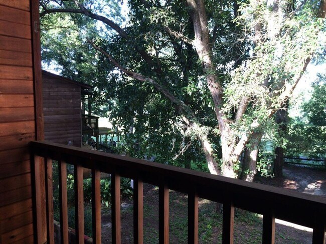 Building Photo - Remodeled!! Close to Shopping, VA Hospital and Hilaman Golf Course!