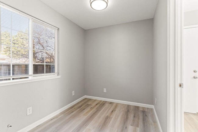 Building Photo - Remodeled 4-Bedroom House w/ Private Yard in Oakland