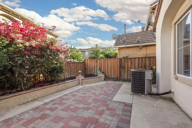 Building Photo - 356 S Paraiso Way