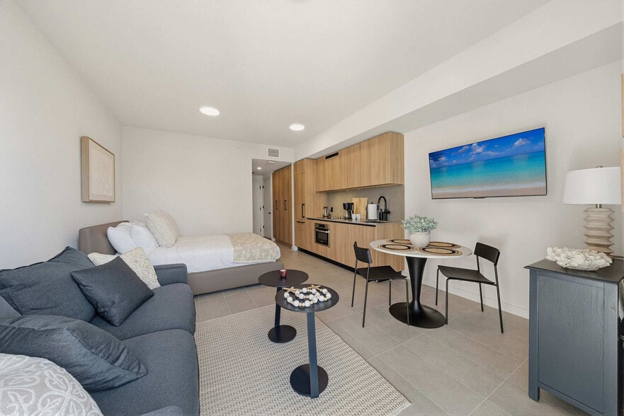 Building Photo - 121 NE 5th St