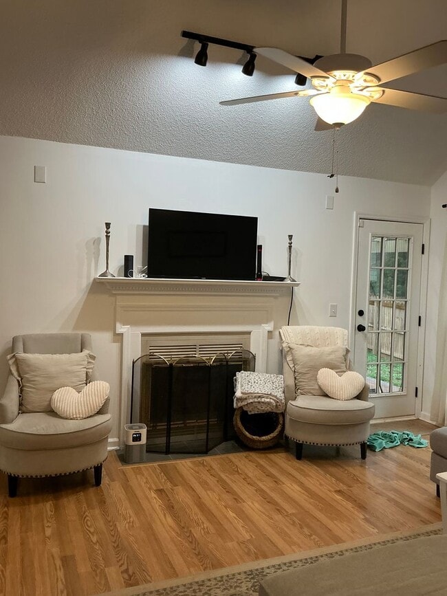 Building Photo - 2/2