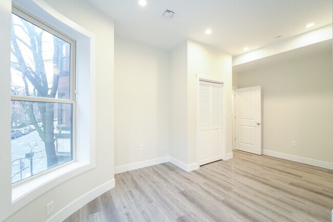 Building Photo - 424 Marlborough St