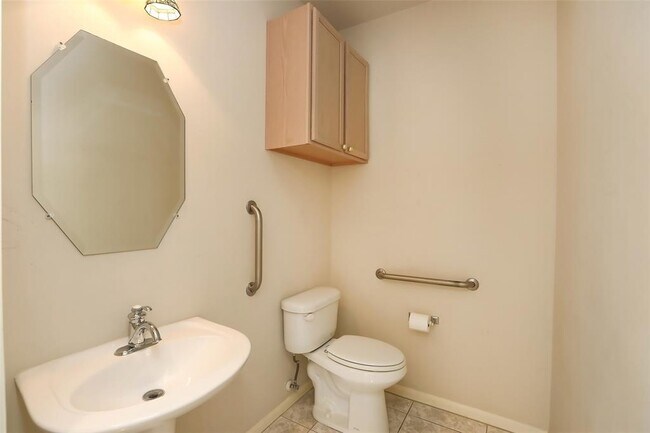 Building Photo - 10511 N Shadowdale Dr