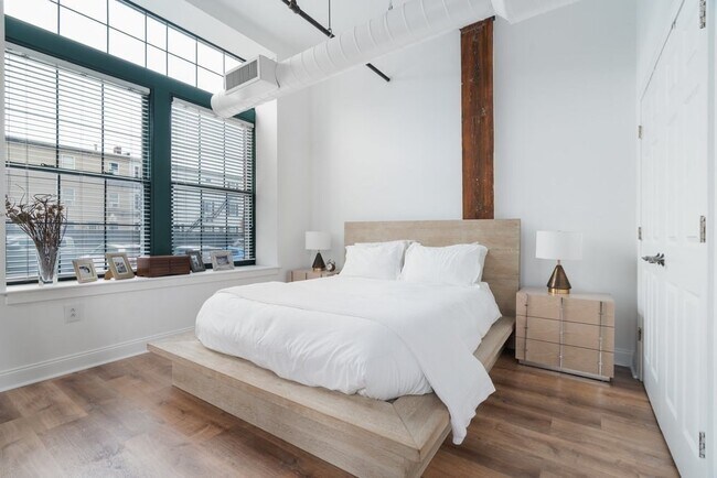 Building Photo - 881 E 1st St