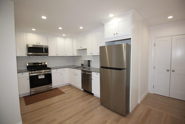 Building Photo - 65 E India Row