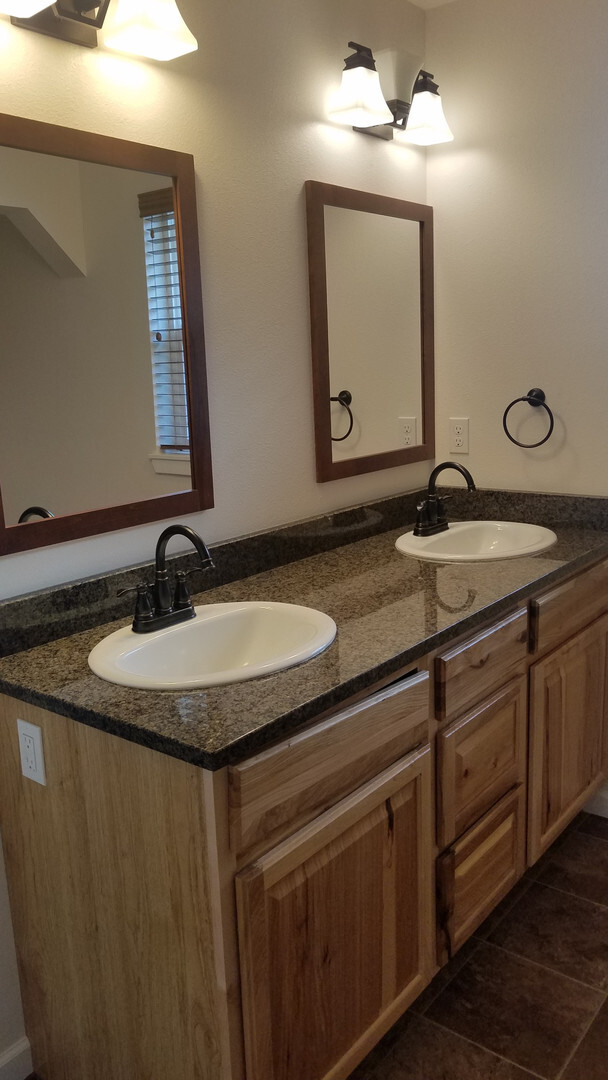 Building Photo - Radiant lake - 3 Bedroom Home