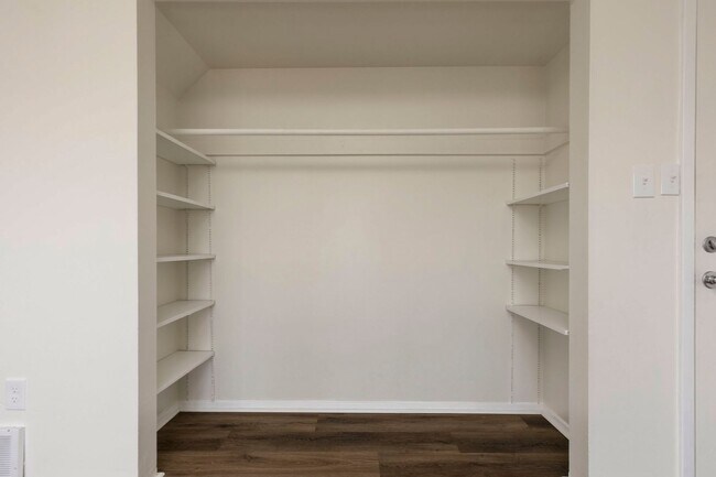 Building Photo - 9308 Aylesbury Dr