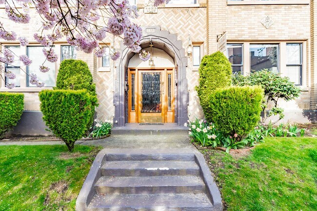 Building Photo - Dixonian