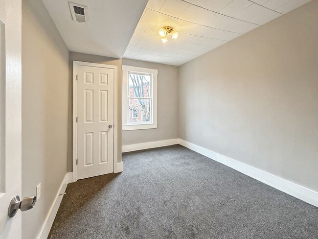 Building Photo - Modern Finishes, In-Unit Laundry & Bright Living Spaces