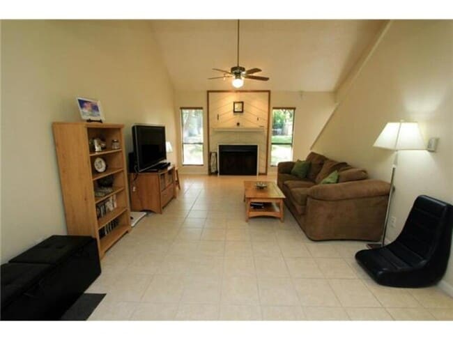 Building Photo - 8113 Baywood Dr