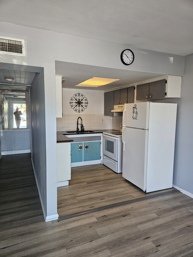 Building Photo - 312 Avanda Ct