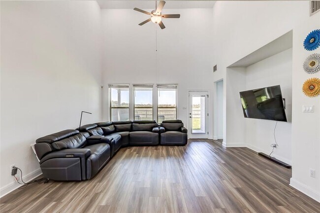Building Photo - 533 Pickrell Lp