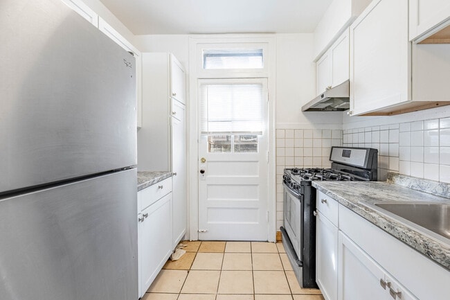 Building Photo - 2453 W 56th St