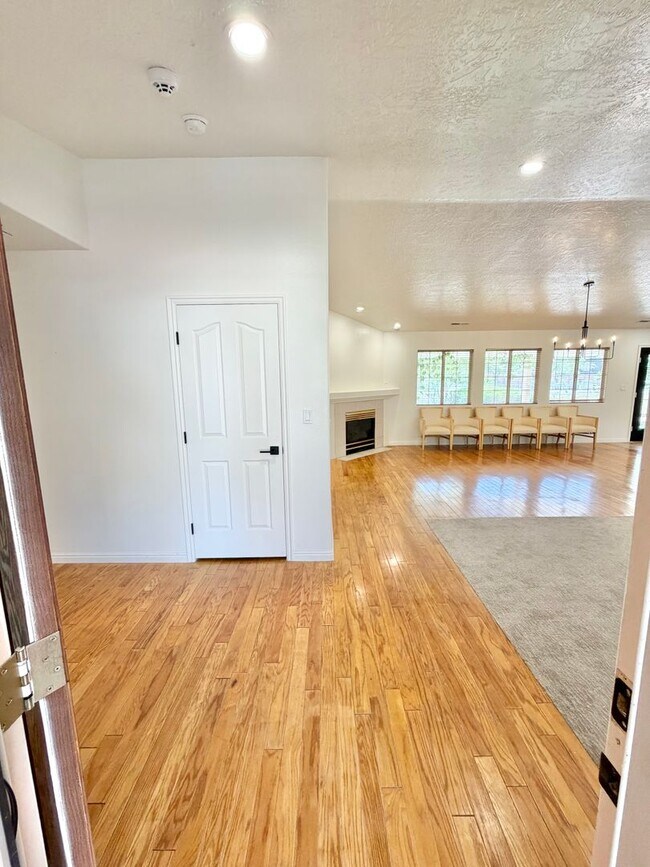 Building Photo - Beautiful Bloomington Area Home