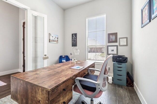 Building Photo - 847 Longbranch Way