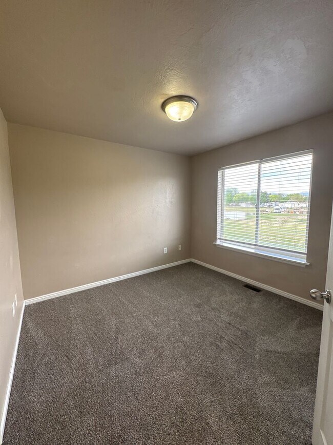 Building Photo - 1562 W 300 S